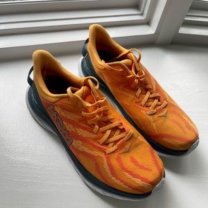 Men’s hoka size 9.5. Barley used